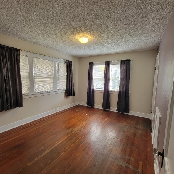 Building Photo - 721 SE Kane St