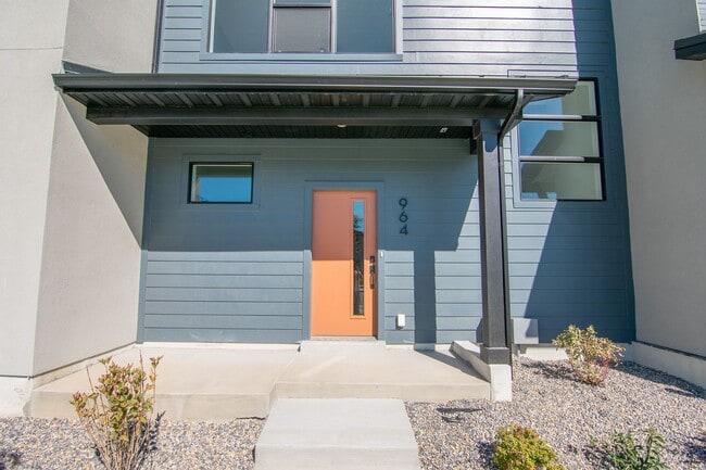 Building Photo - Spacious 3-Story Townhome: Inlcudes 2-Car Garage