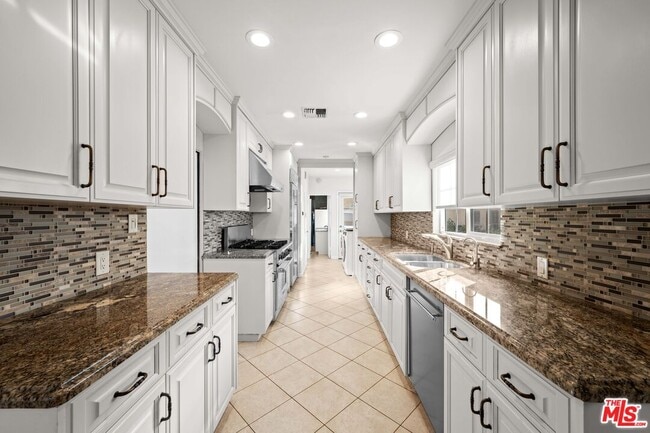 Building Photo - 208 S Rodeo Dr