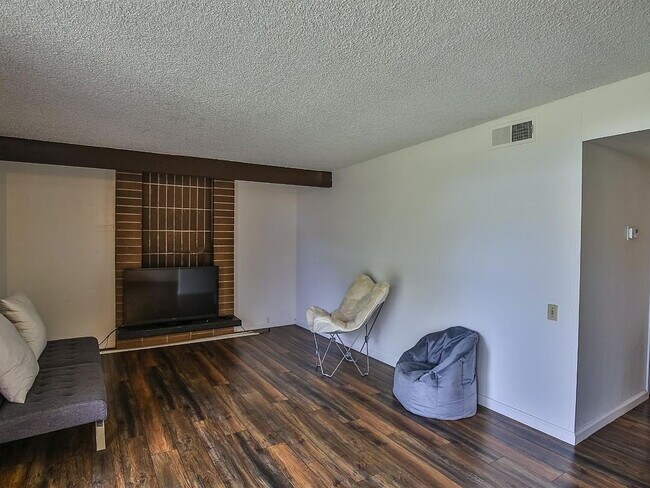 Building Photo - "Charming 3-Bedroom Home with Granite Touc...