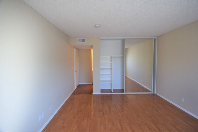 Building Photo - 12142 Oxnard St