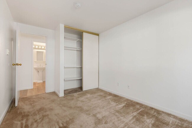 Building Photo - Charming Ground-Floor Condo in Woodinville – 2 Bed, Private Patio, Pool & Fitness Center