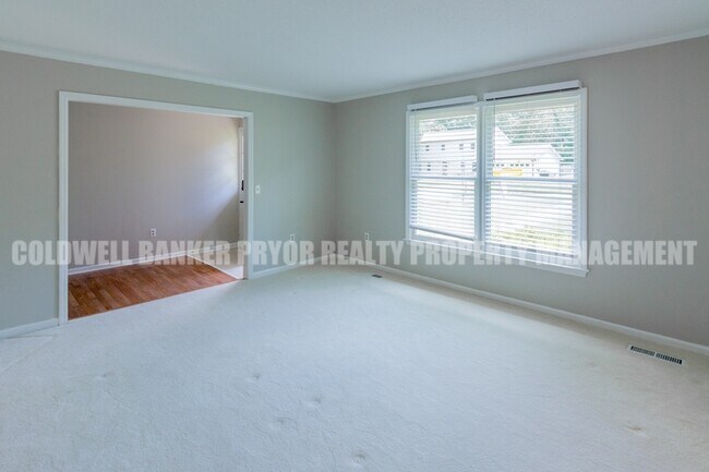 Building Photo - 211 Sandpiper Ln