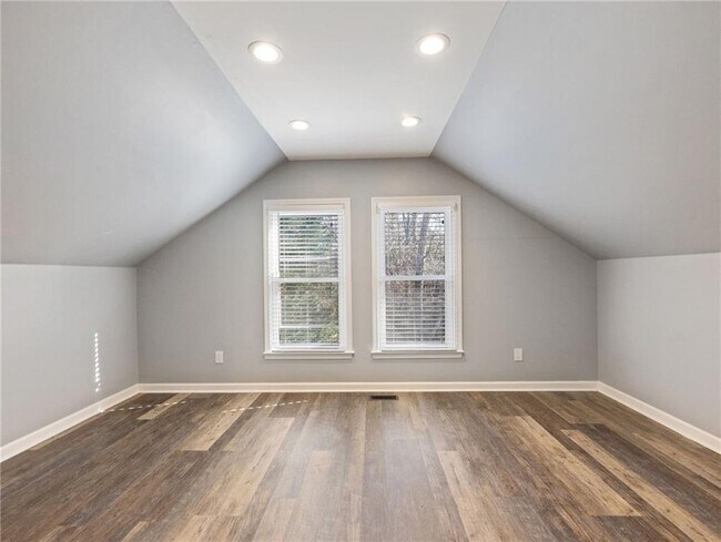 Building Photo - 3965 Hamilton View Way NE