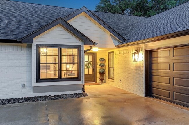 Building Photo - 15407 Woodcote Ct