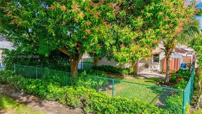 Building Photo - 800 NE 6th St