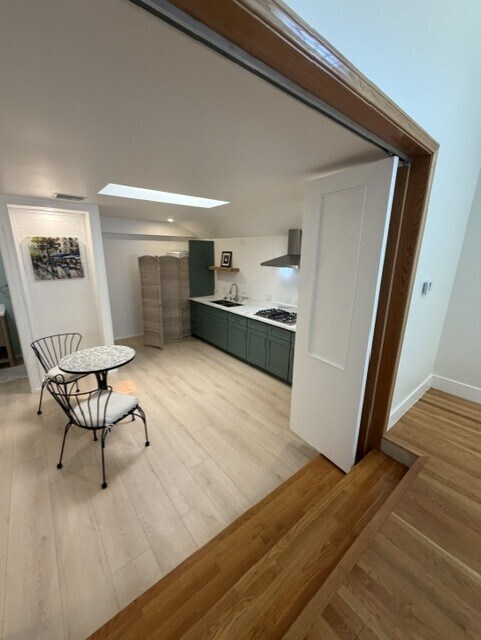 Building Photo - 1031 E Tujunga Ave
