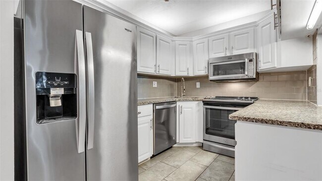 Building Photo - 2568 Pine Ridge Way S
