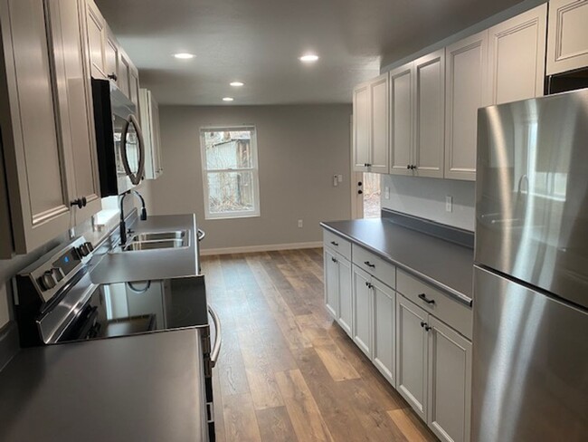 Building Photo - Charming Newly Remodeled 2 Bedroom 1 Bath ...