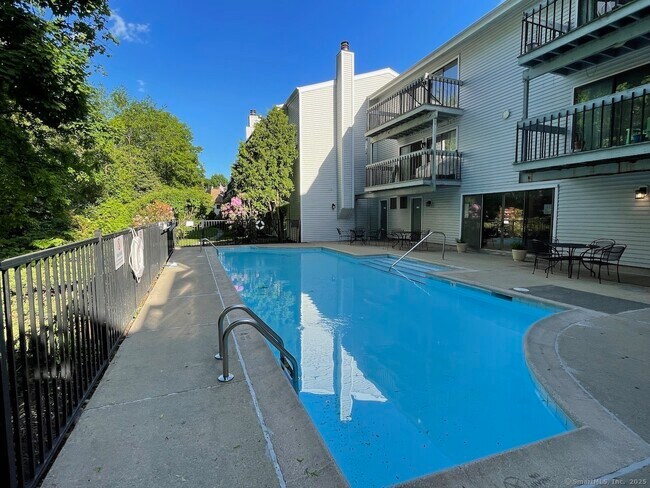 Primary Photo - 73 Riverside Ave
