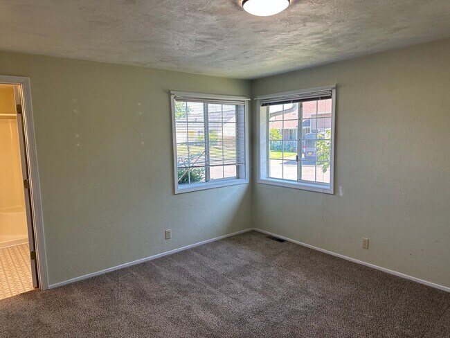 Building Photo - Large 2 bedroom 2 bathroom duplex with garage!