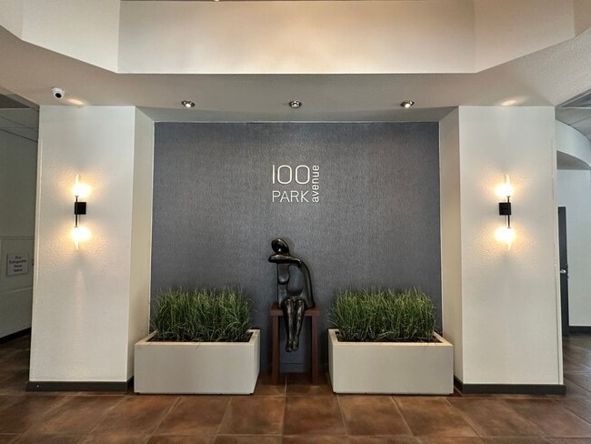 Building Photo - Renovated 1BR High-Rise Condo in Downtown ...