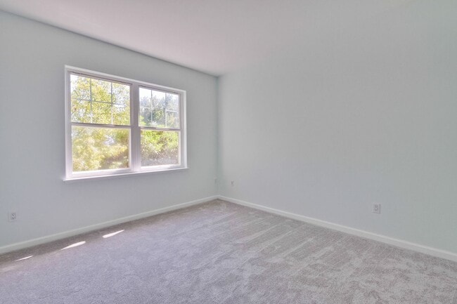 Building Photo - Excellent 2 Bed 2 Bath Condo - Completely Remodeled!