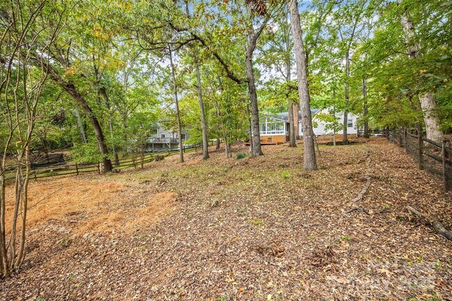 Building Photo - 7601 Robin Crest Rd