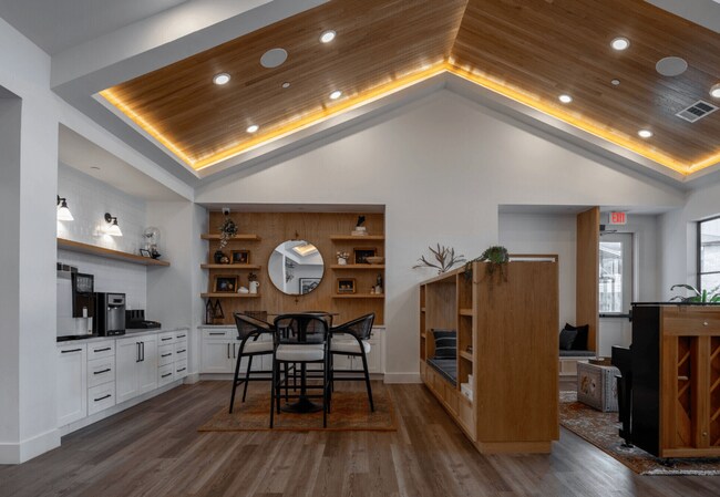 Building Photo - 1501 W Howard Ln