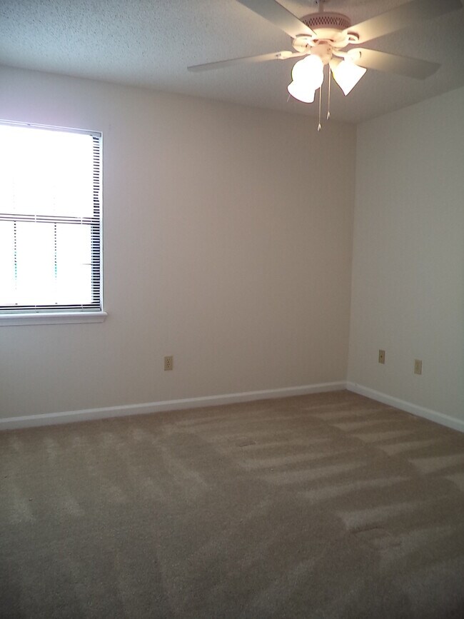 Building Photo - Hidden Lake Acres