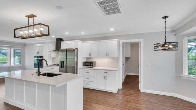 Building Photo - Prime Location! Fully Remodeled Home in th...