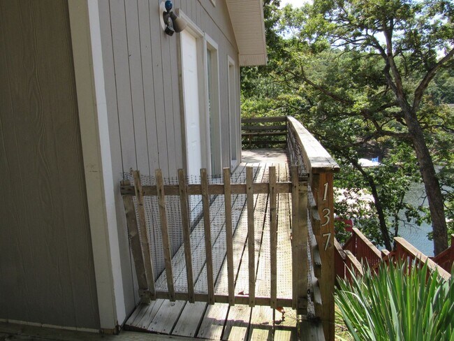 Building Photo - 2 bedroom lakefront house in Lake Ozark
