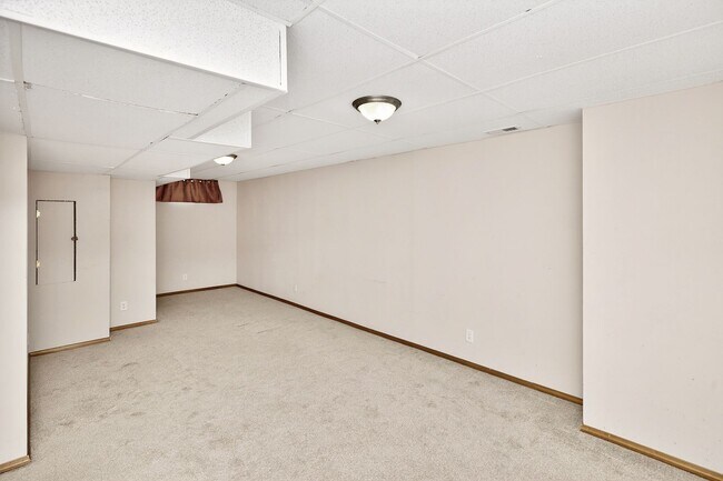 Building Photo - SPACIOUS LIVING!! 4 Bedroom, 3 Bathroom Home in Waukee!
