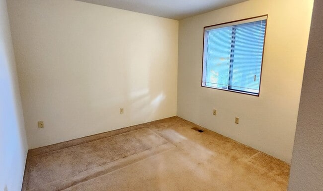 Building Photo - LYNNWOOD Spacious 3 bdrm + Den & Family Room Home