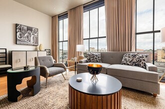 Building Photo - 1011 Canal St