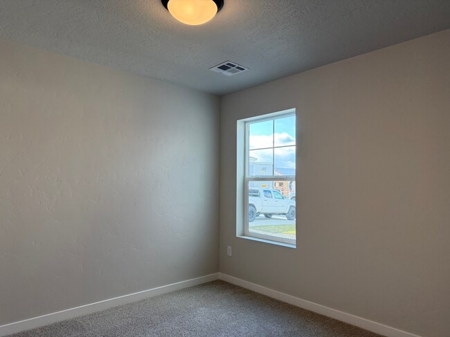 Building Photo - 10096 Longtail Dr