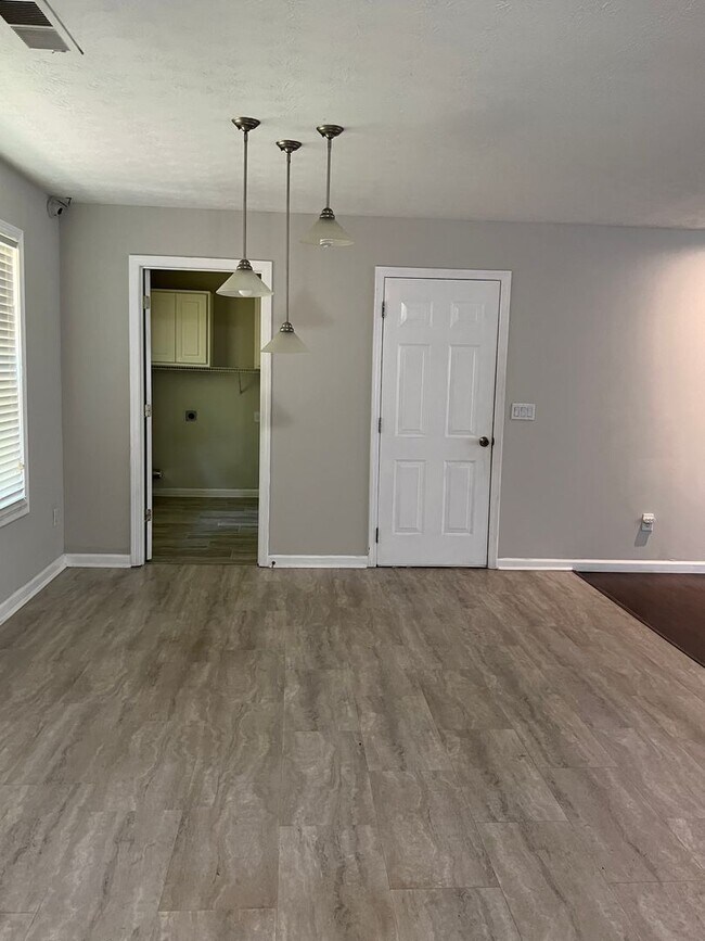 Building Photo - Charming 3 Bedroom 2 Bath home on large lot