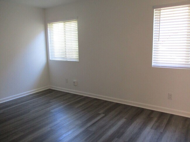 Building Photo - Desirable Chula Vista 2 Bedroom 2 Bath Condo!