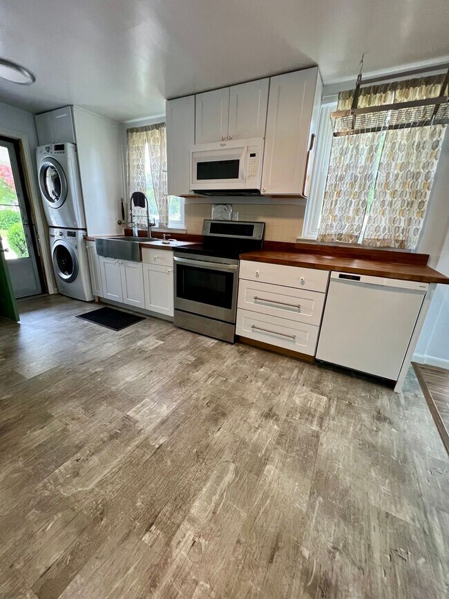Building Photo - Stunning Single Family Home in King of Pru...