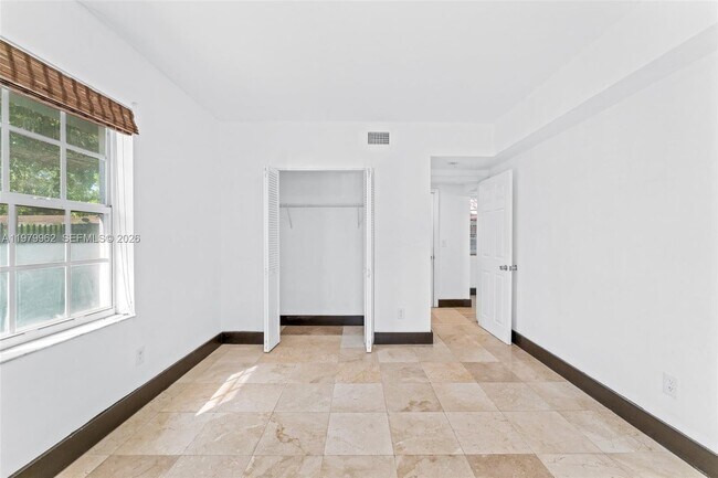 Building Photo - 541 NE 62nd St