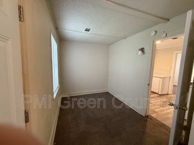 Building Photo - 2432 N Quincy Ave