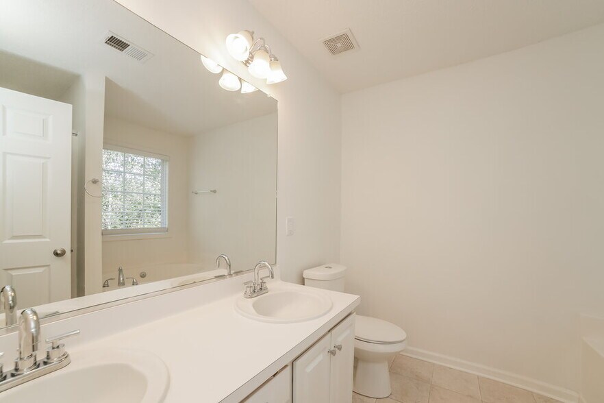 Building Photo - 5725 Newnan Cir