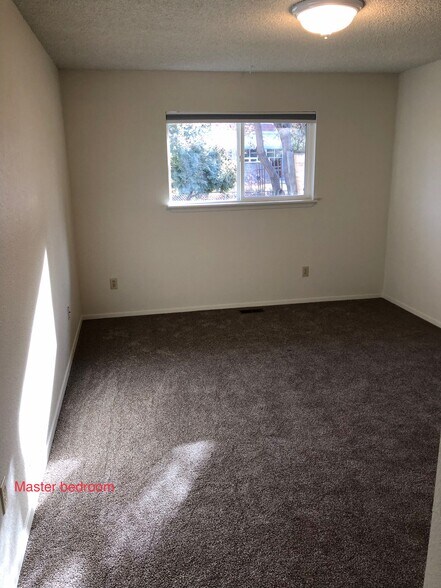 Building Photo - 583 Amanita St