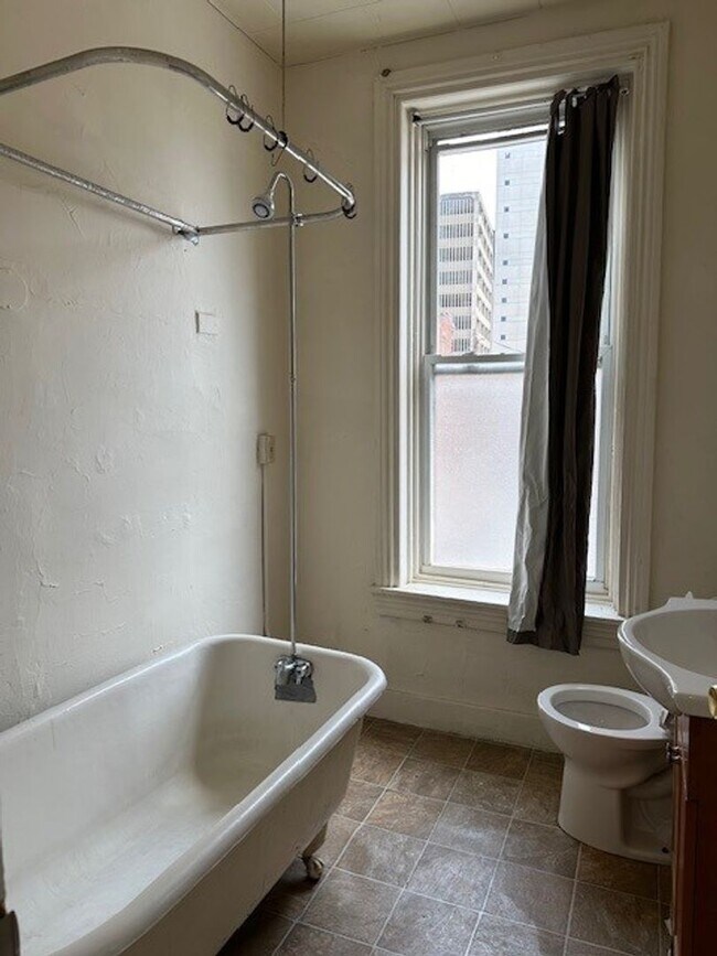 Building Photo - 204 Locust St