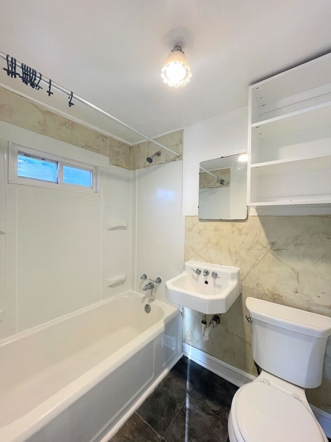 Building Photo - Remodeled 1 bedroom home