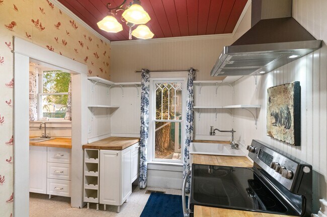 Building Photo - Historic Wenatchee Home 3 Bedroom 2 Bath