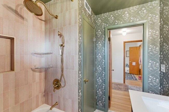 Building Photo - 2820 Donna Hill Dr