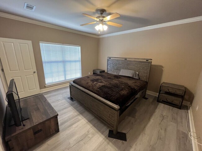 Building Photo - Newly updated! 3 bd, 2 bath condo in Zachary's Cottages at Blue Herron