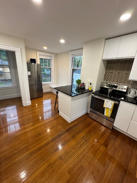 Building Photo - 79 College St