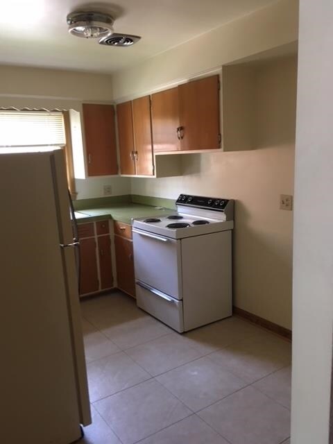 Building Photo - 925 Haywood Dr