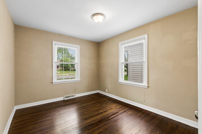 Building Photo - 557 E Royal Forest Blvd