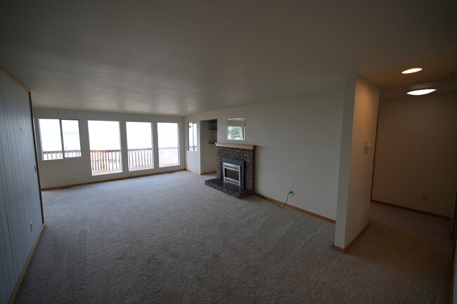 Building Photo - Beautiful water view home in Diamond Point...