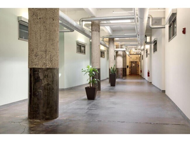 Building Photo - 700 N Washington Ave