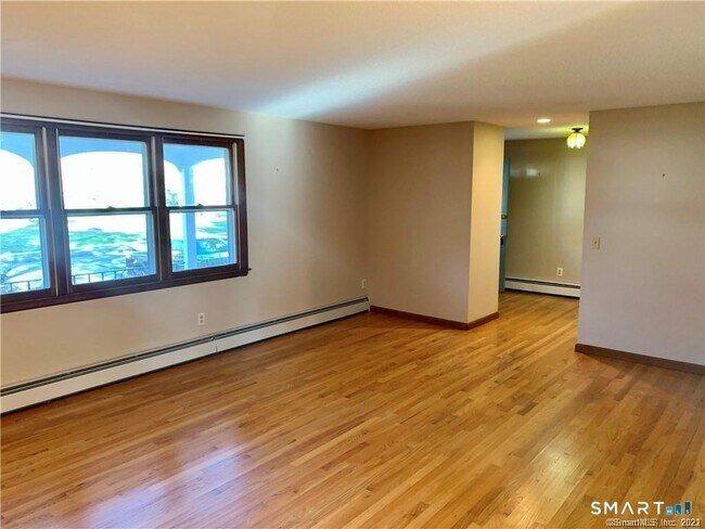 Building Photo - 121 Rockledge Dr