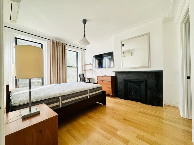 Building Photo - Furnished room/NOT APARTMENT