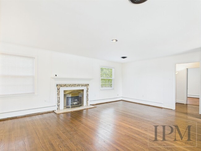 Building Photo - Available Now- Charming 3 Bedroom, 1 Bath ...