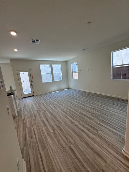 Building Photo - 4047 Summer Way