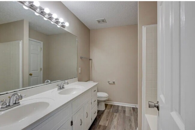 Building Photo - Freshly Renovated Three Bedroom with Bonus