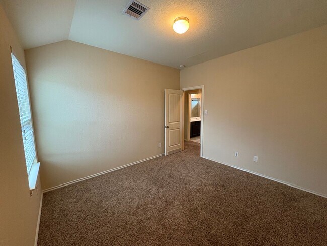 Building Photo - 4B2.5B Warm & Spacious Home in Remington R...