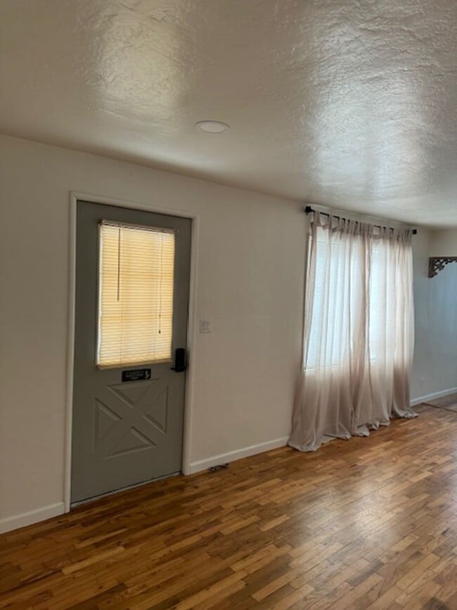 Building Photo - SINGLE LEVEL HOME WITH SPACIOUS FENCED IN YARD